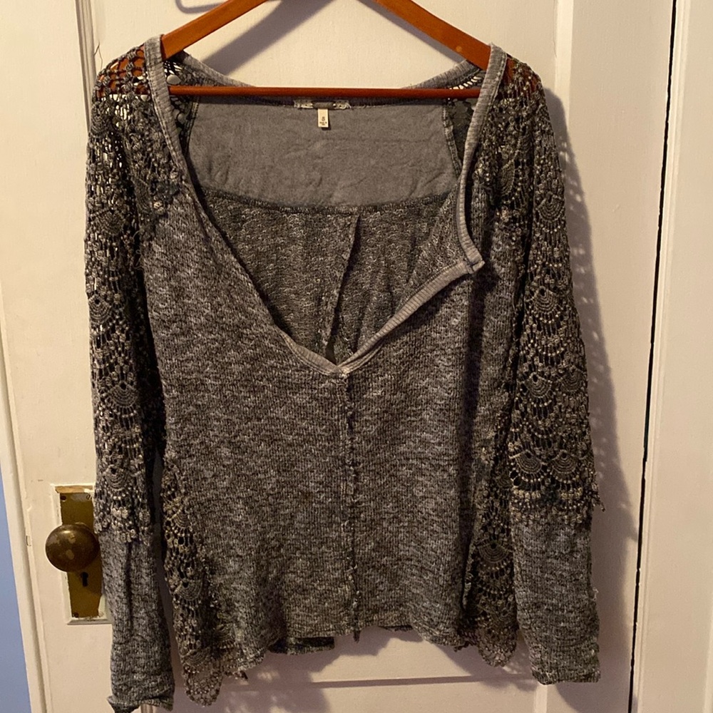 Gimmicks from Buckle women’s gray sweater. Size small
